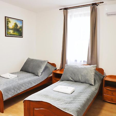 Aurora Rendezvenyterem & Szallas Jaszapati Ngoại thất bức ảnh