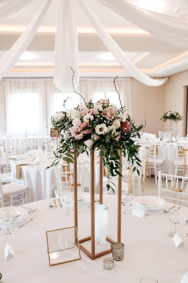 Aurora Rendezvenyterem & Szallas Jaszapati Ngoại thất bức ảnh