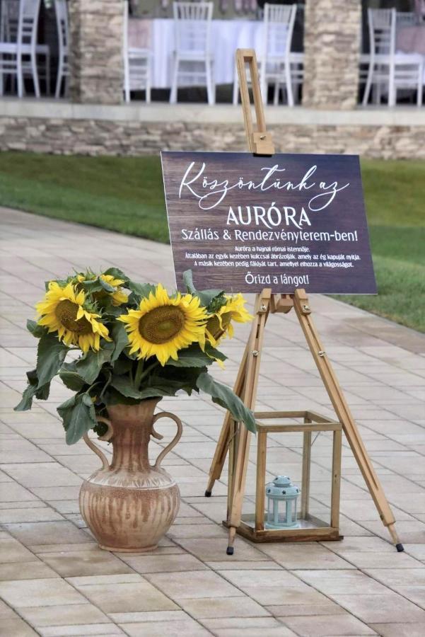 Aurora Rendezvenyterem & Szallas Jaszapati Ngoại thất bức ảnh