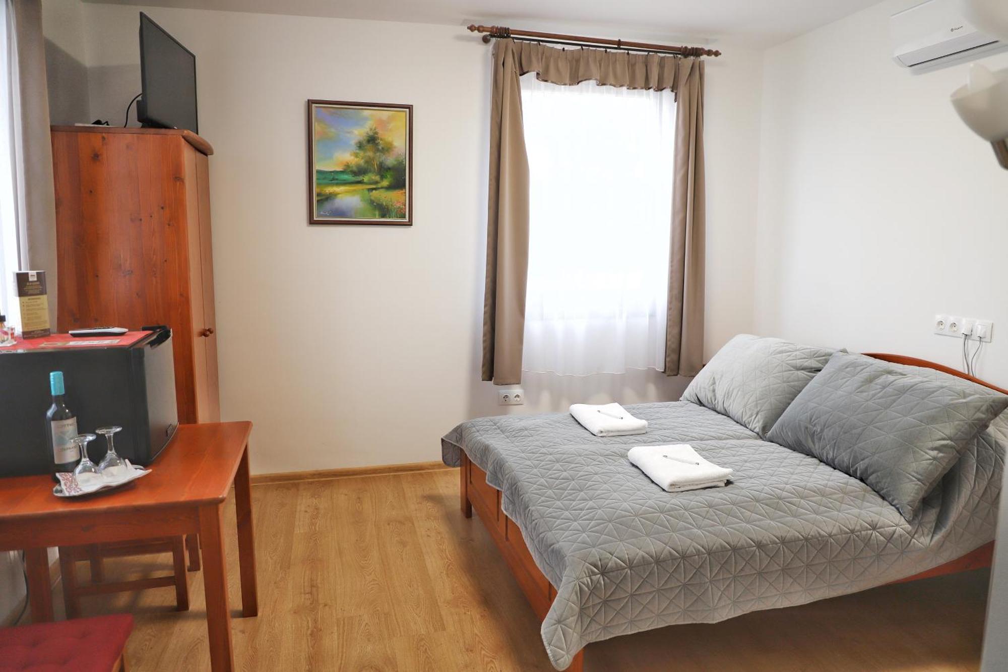 Aurora Rendezvenyterem & Szallas Jaszapati Ngoại thất bức ảnh
